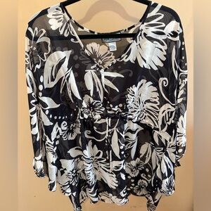 NWOT PORTOCRUZ Black & White Sheer Floral Swimsuit Coverup Women’s Medium.